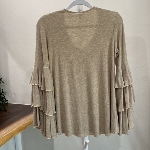 Elan rib knit top with 3 tier bell sleeve, lettuce edge hem size medium - Picture 3 of 6
